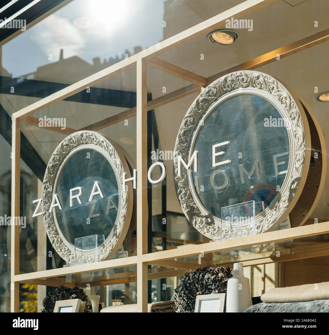 Zara Store Usa Fotos e Imágenes de stock - Alamy