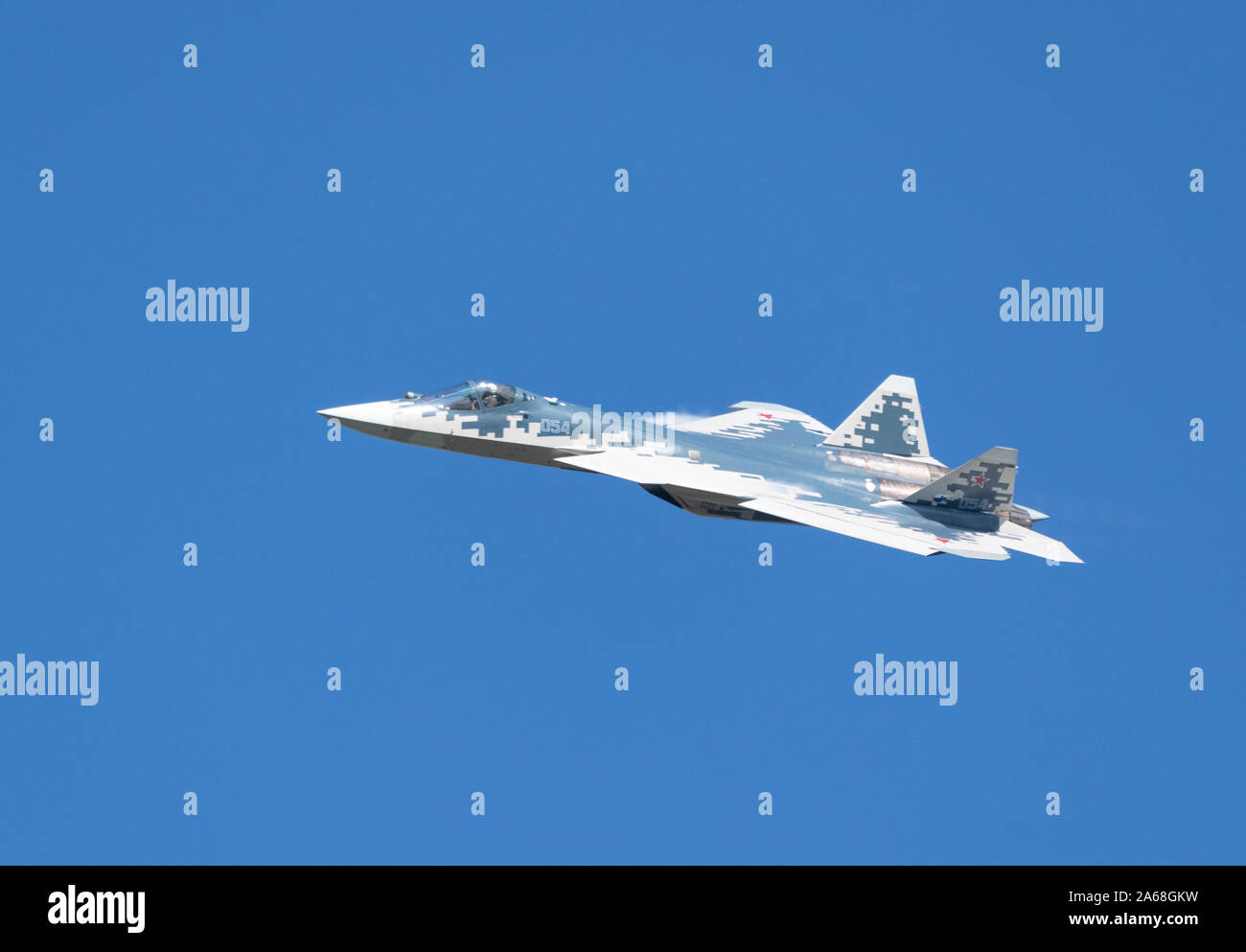Aeródromo Zhukovsky Moscú Rusia el 31 de agosto de 2019: Demostración de la última ruso SU-57 fighterof el salón aeroespacial internacional MAKS-2019. Foto de stock