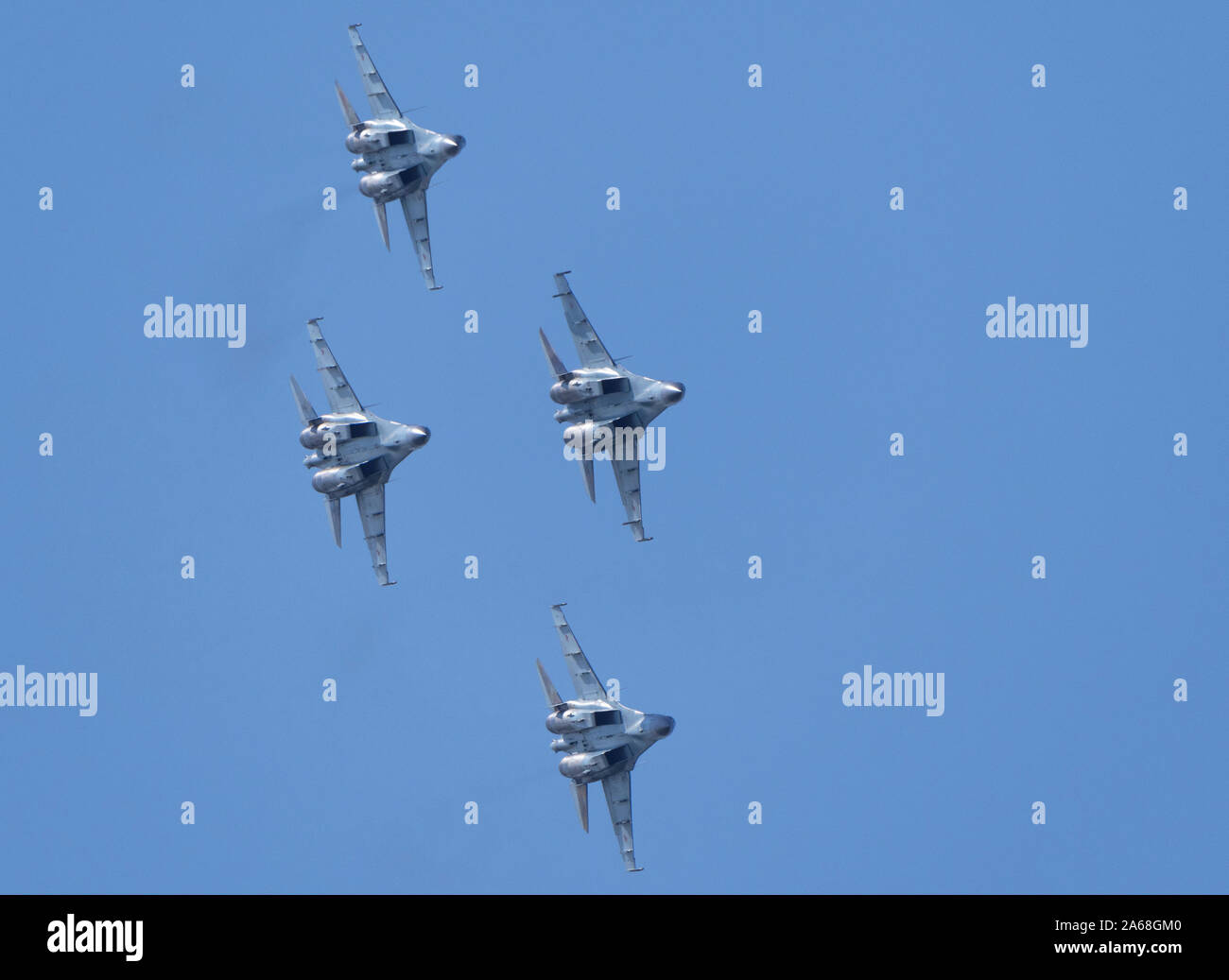 Aeródromo Zhukovsky Moscú Rusia el 31 de agosto de 2019: "equipos acrobático Halcones de Rusia' en los aviones Su-30 del salón aeroespacial internacional MAKS-2019. Foto de stock