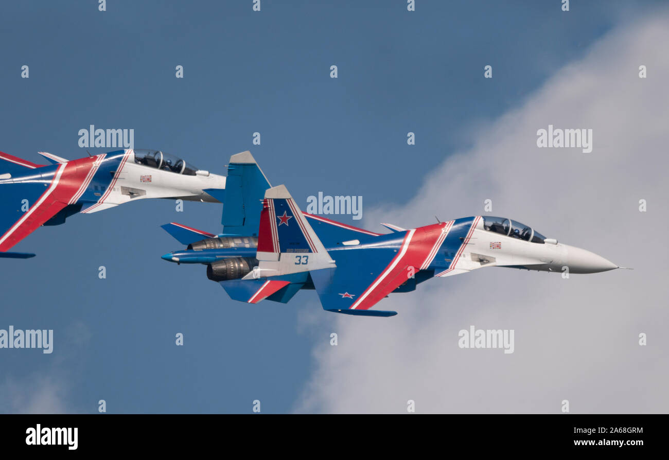 Aeródromo Zhukovsky Moscú Rusia el 31 de agosto de 2019: La Federación de los Caballeros Russkie Vityazi acrobático equipo realiza una demostración de vuelo con acrobacias fi Foto de stock