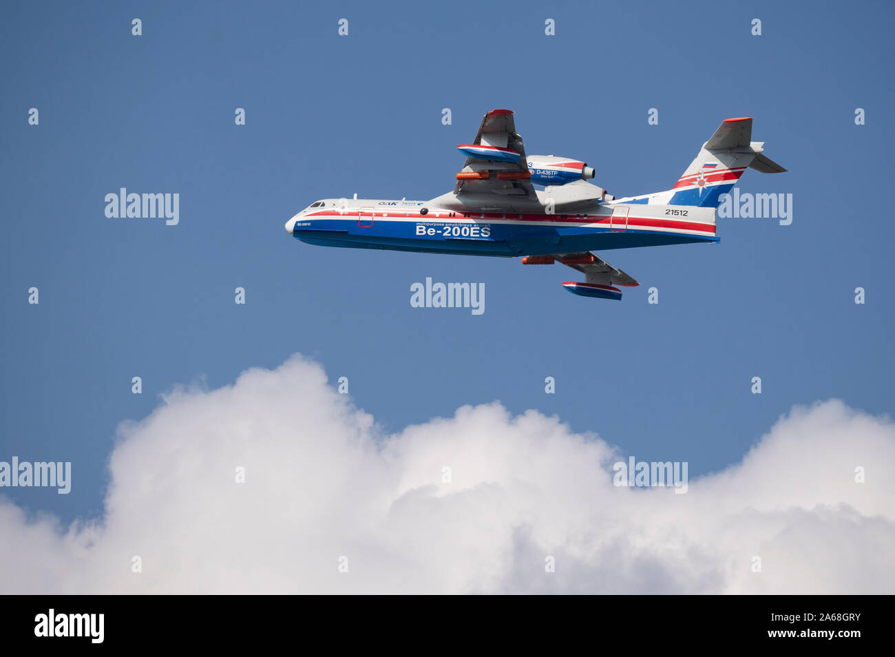 Aeródromo Zhukovsky Moscú Rusia el 31 de agosto de 2019: demostración de vuelo de un avión multipropósito de avión anfibio Be-200 la sal aeroespacial internacional Foto de stock
