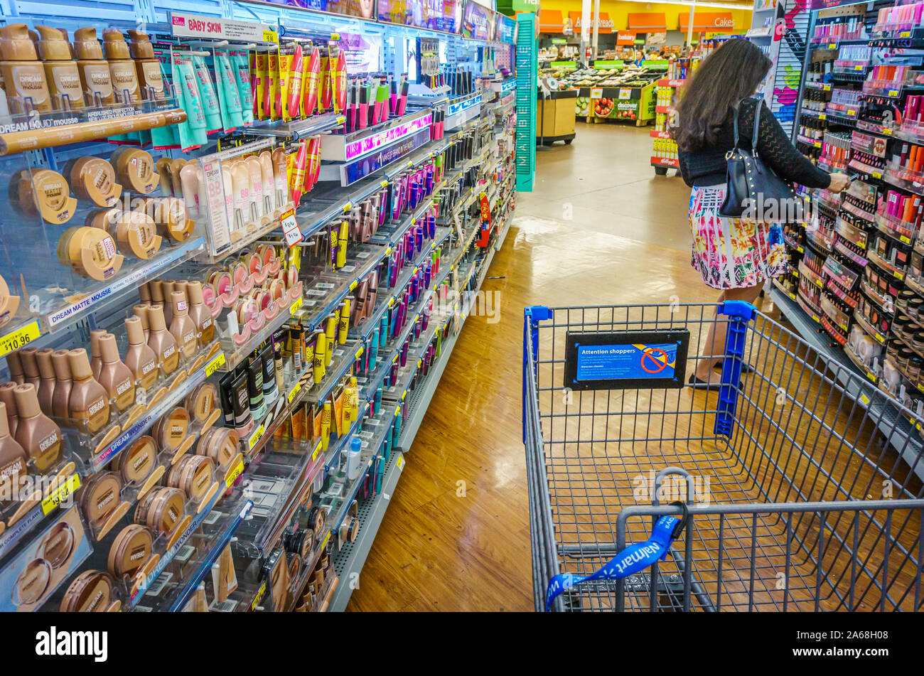 En Scarborough, Ontario, Canadá, junio de 2015 - mujer joven en un pasillo  de productos de salud y belleza de un hipermercado Walmart Fotografía de  stock - Alamy