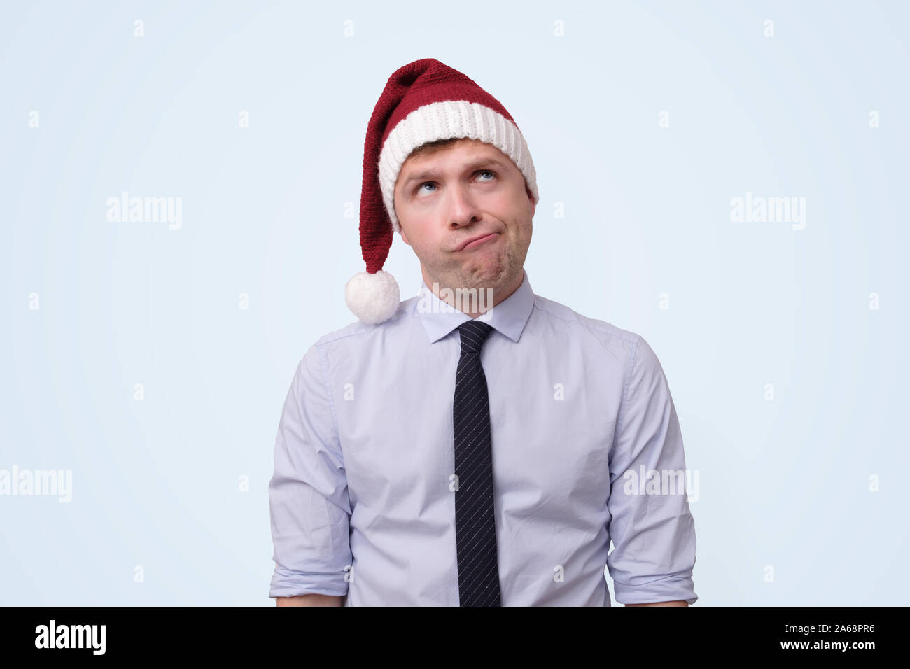 Hombre vestidos de rojo Navidad pac es molesta porque él está cansado de trabajar en Office Fotografía de stock - Alamy Hombre vestidos de rojo Navidad pac es molesta porque él está cansado de trabajar en Office Fotografía de stock - Alamy