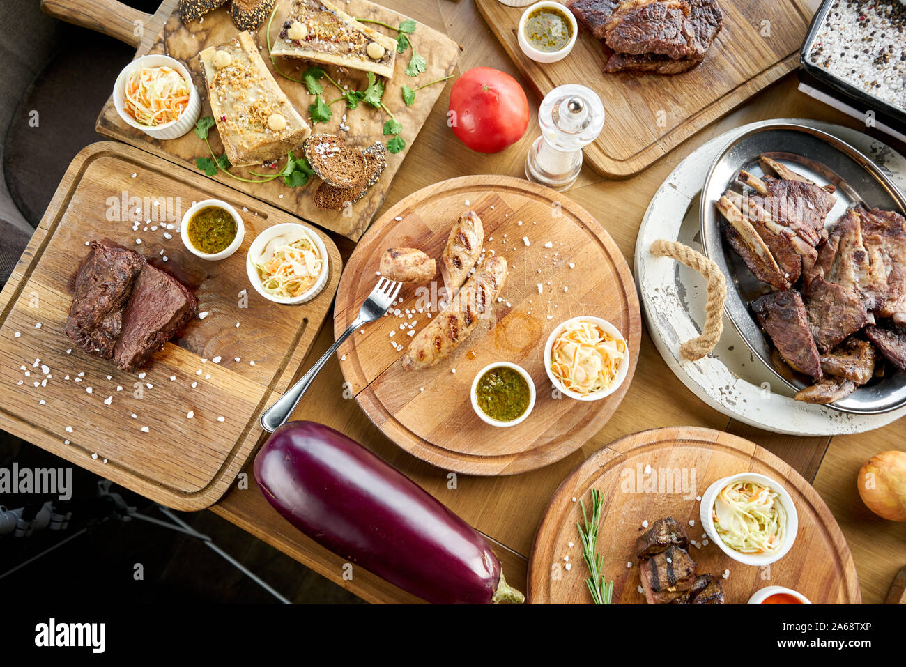 El menú del restaurante barbacoa. Muchos de los diferentes grupos de alimentos en la mesa. Cena fiesta o banquete. Vista superior Foto de stock