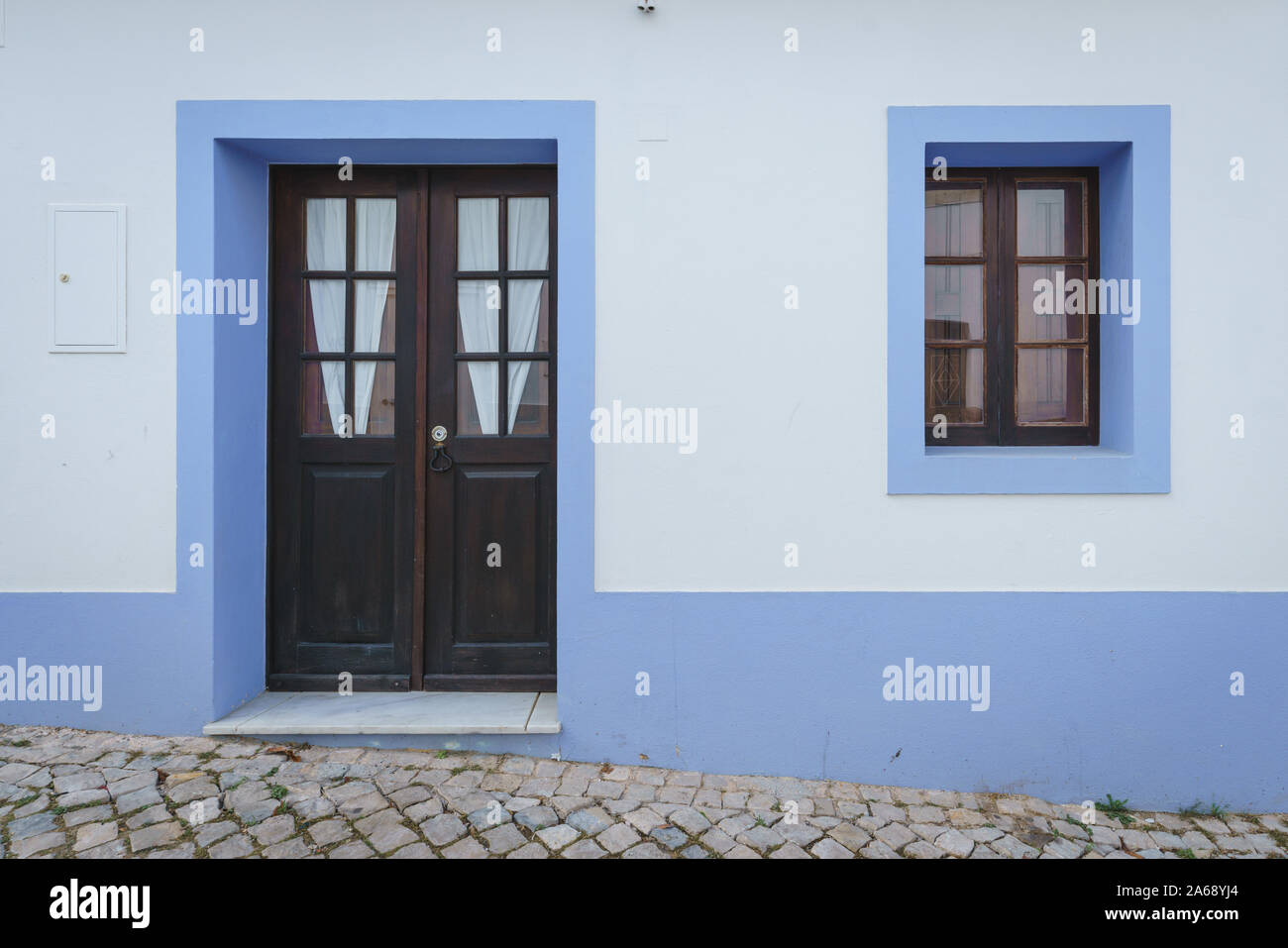 Puertas y ventanas de madera con marco azul Fotografía de stock - Alamy