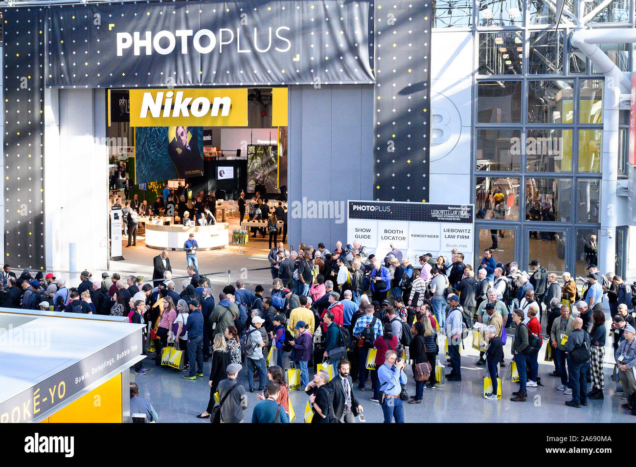 Los clientes línea hasta entrar en la PhotoPlus Expo, celebrada en el Centro de Convenciones Jacob K. Javits en Nueva York. Foto de stock