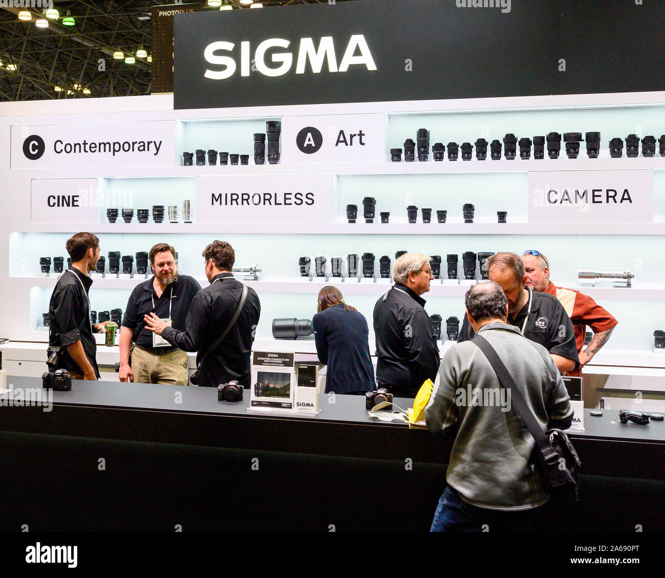 El stand de Sigma visto durante la PhotoPlus Expo, celebrada en el Centro de Convenciones Jacob K. Javits en Nueva York. Foto de stock