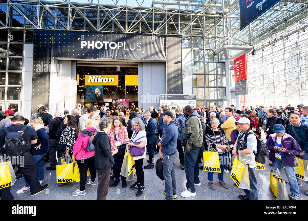 Los clientes línea hasta entrar en la PhotoPlus Expo, celebrada en el Centro de Convenciones Jacob K. Javits en Nueva York. Foto de stock