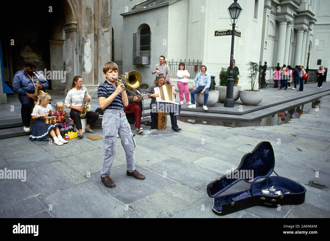 Los jóvenes músicos de calle en Jackson Square en el Barrio Francés de Nueva Orleans, Luisiana Foto de stock