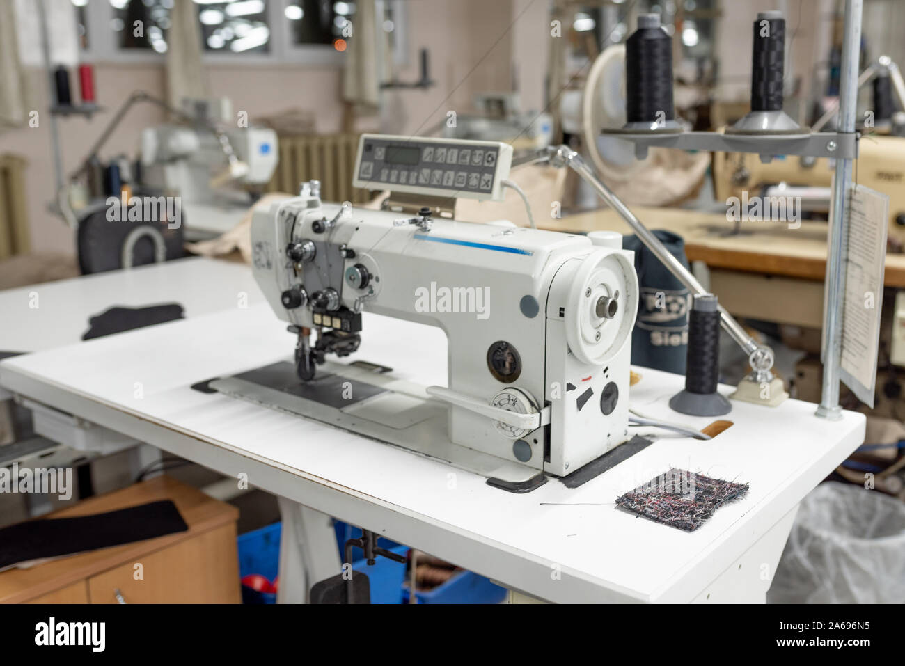 Máquinas de coser industriales en el taller. La fabricación de zapatos. Foto de stock