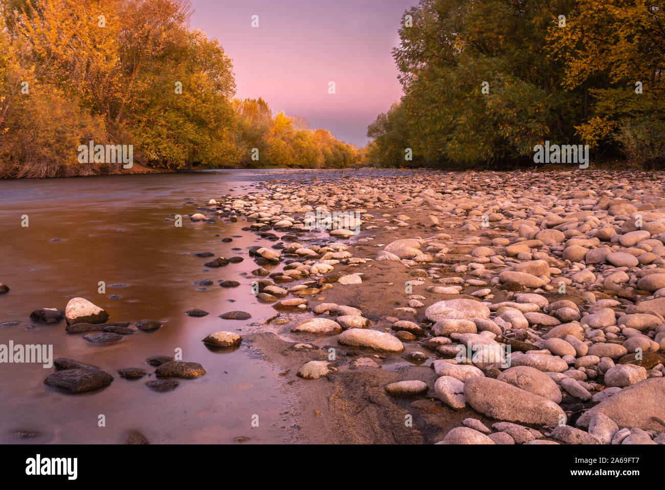 Boise River en la hermosa luz del atardecer. Cinturón verde de Boise. Pequeña Montaña Río, colores de otoño. Foto de stock