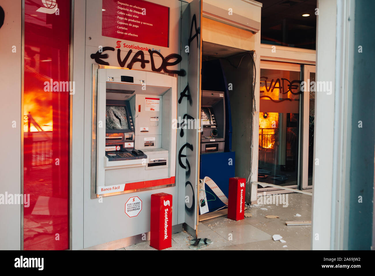 QUILPUE, CHILE - 20 de octubre de 2019 - Oficina de Scotiabank es saqueada  durante las protestas del movimiento "Eludir" contra el gobierno de  Sebastian Pinera Fotografía de stock - Alamy