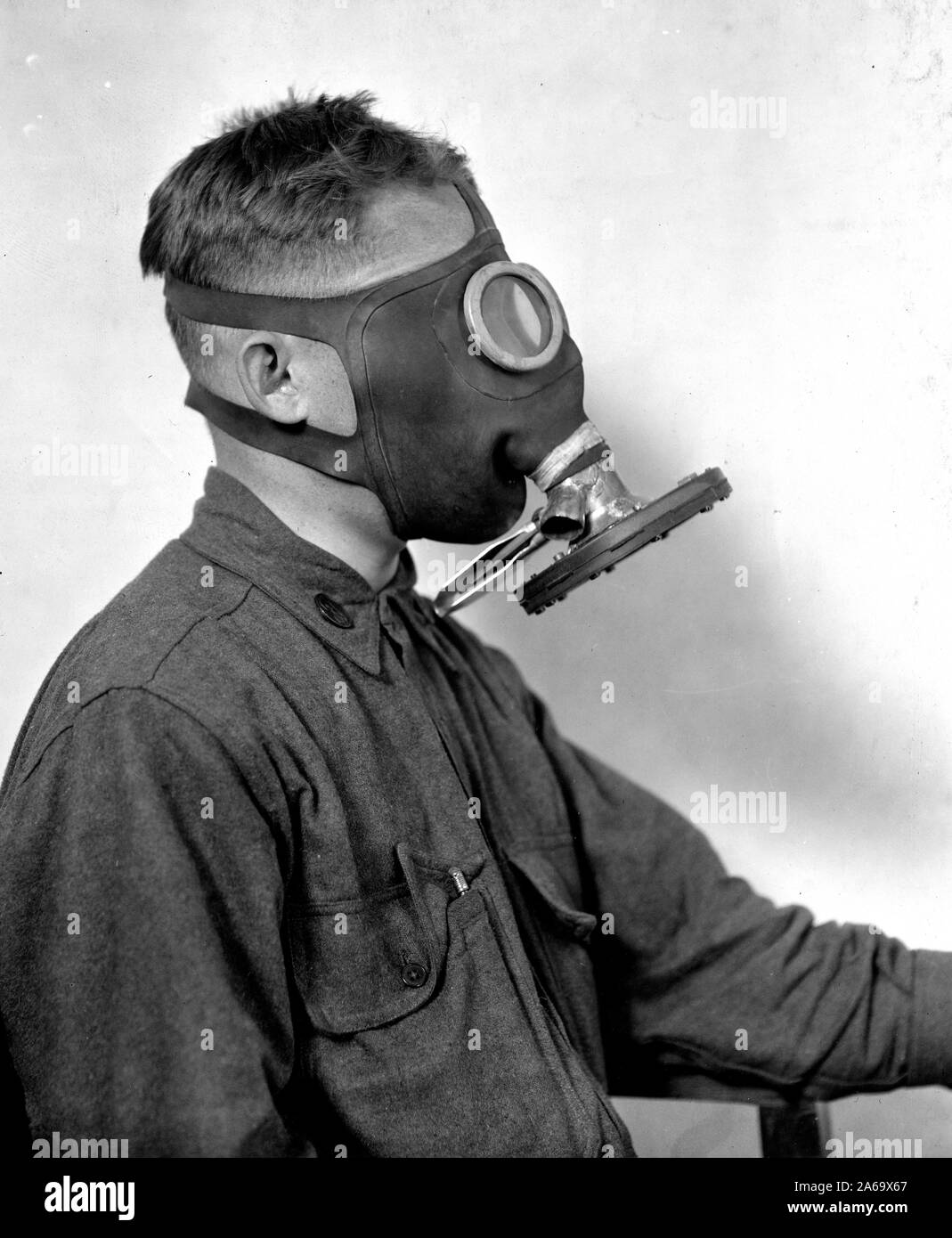 T.T. 2 oficiales navales máscara. Dr. A. C. Webser, Clark University. Para  tubos de voz hablando en ca. 1918 Fotografía de stock - Alamy