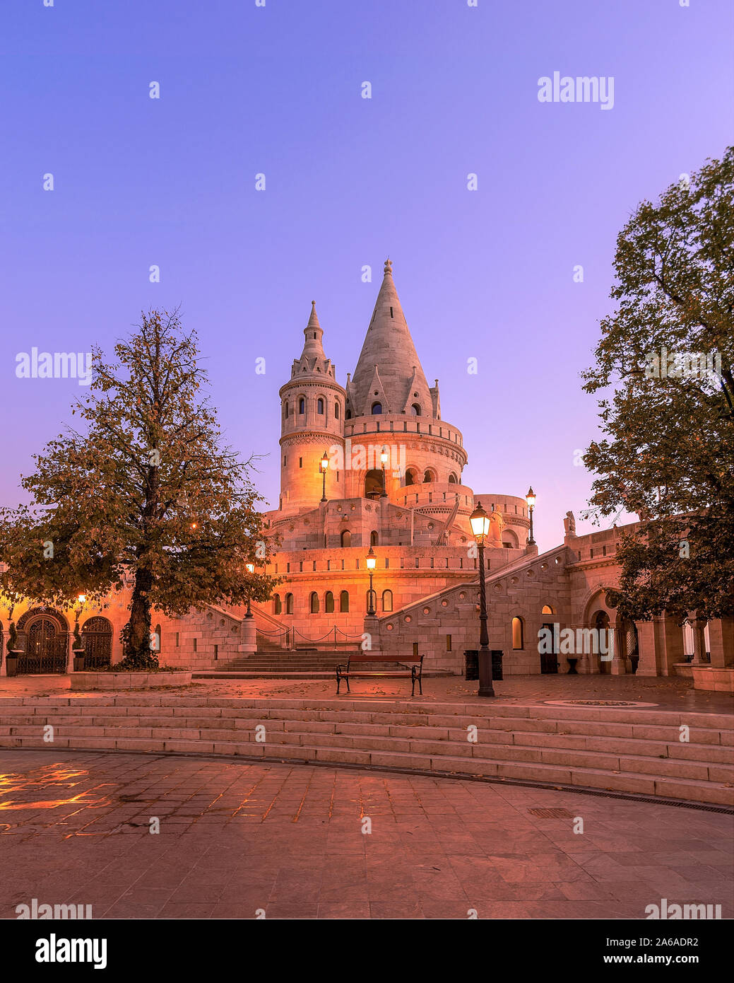 Bastión de los pescadores, en Budapest. Imagen del Bastión de los pescadores en Budapest, capital de Hungría, durante el amanecer Foto de stock