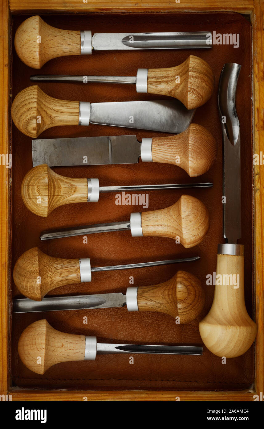 Juego de herramientas para tallar en una caja de madera Fotografía de stock  - Alamy
