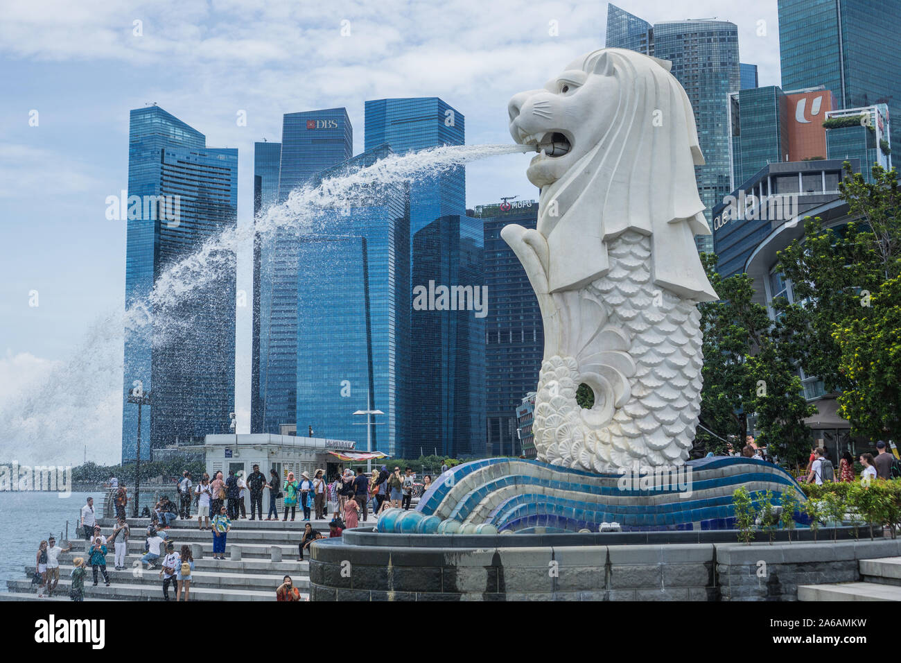 La estatua Merlion en un hermoso día en torno a la Marina Bay en Singapur , este icónico lugar soplará su mente con sus famosos edificios. Foto de stock