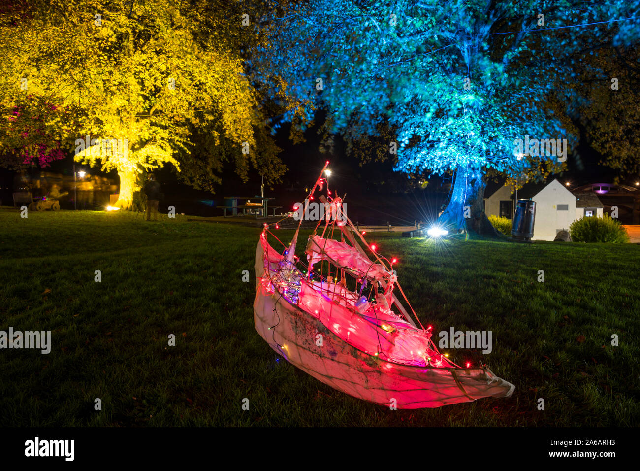 Farol de barco pesquero y árboles iluminados en el Festival de la luz Kirkcudbright, Dumfries y Galloway, Escocia Foto de stock