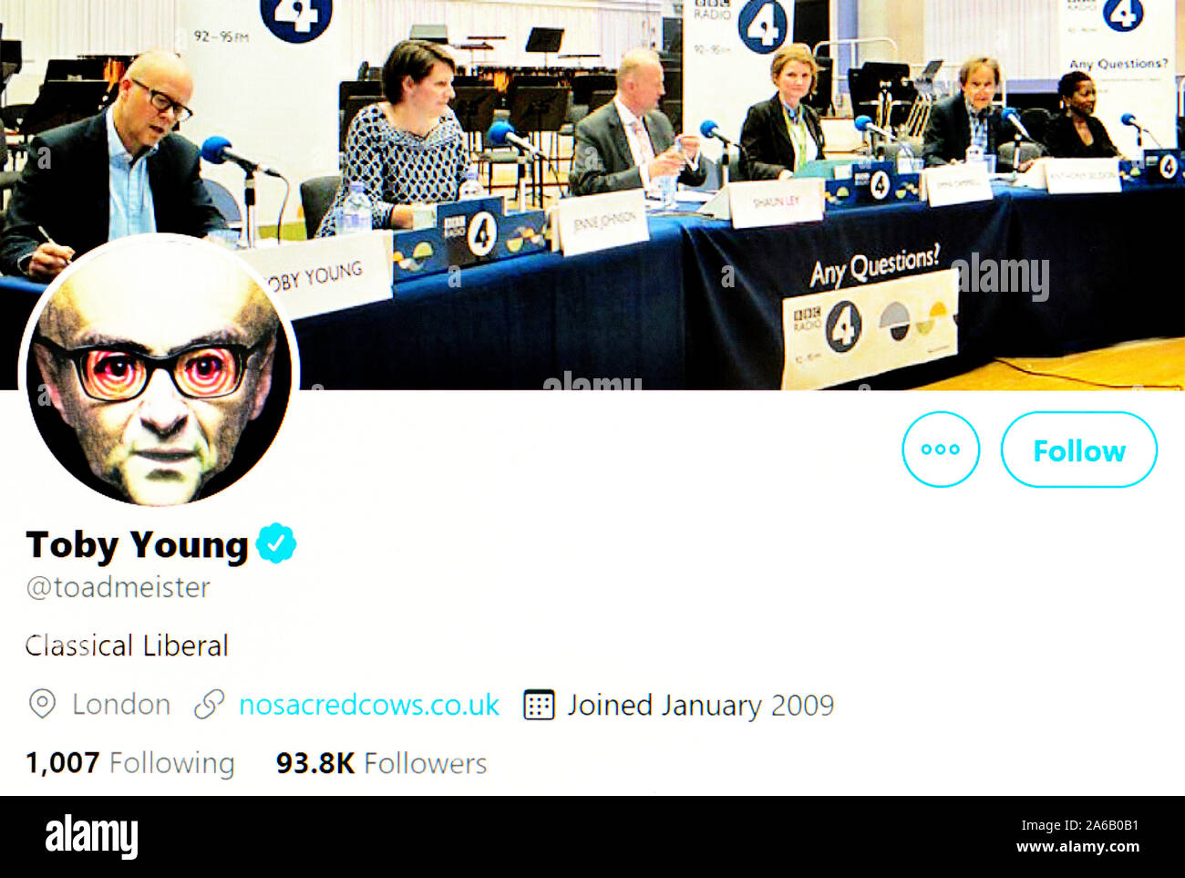 Página de Twitter (Oct 2019) Toby Young - periodista político Foto de stock