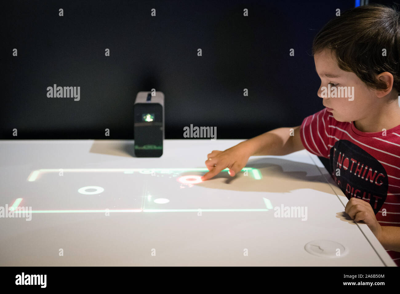 BRATISLAVA, Eslovaquia - Oct 25, 2019: el joven juega un juego proyectado  por XPERIA smart proyector portátil táctil al mostrador de mesa en el mall  en Bra Fotografía de stock - Alamy
