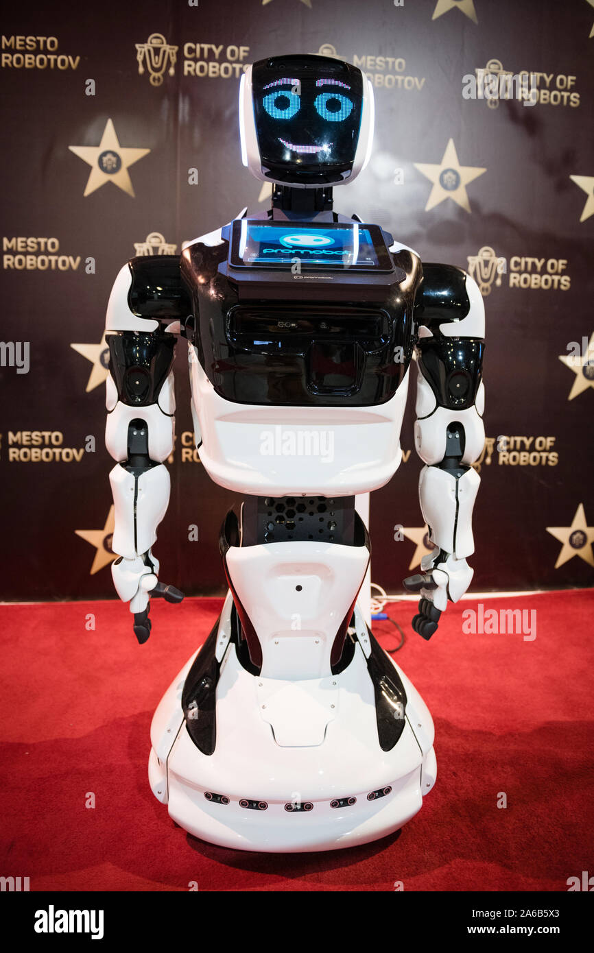 BRATISLAVA, Eslovaquia - Oct 25, 2019: El Robot 'Matthew' muestra sus habilidades a los visitantes en el mall en Bratislava, Eslovaquia Foto de stock