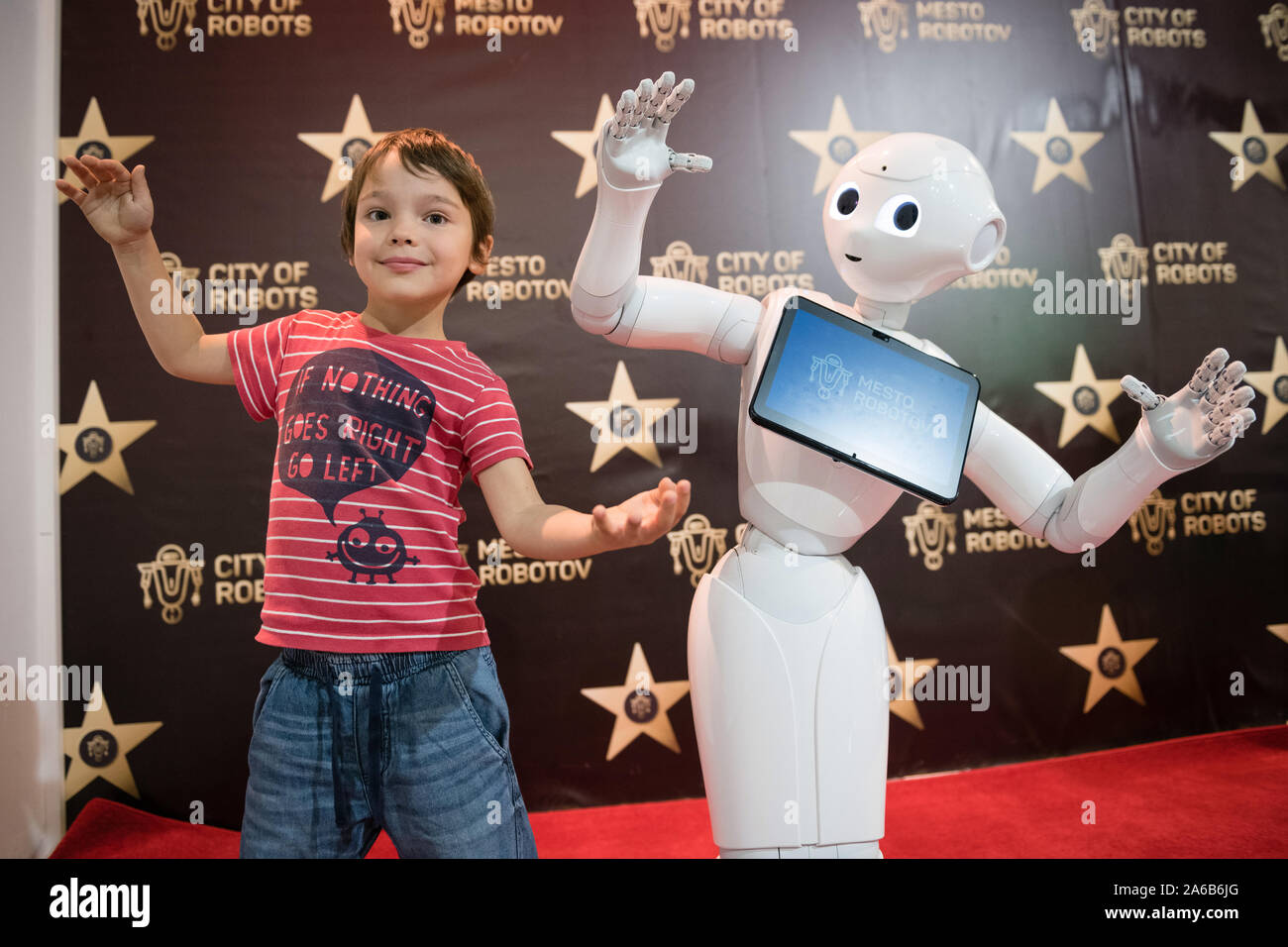 BRATISLAVA, Eslovaquia - Oct 25, 2019: El Robot PEPPER demuestra sus habilidades a los visitantes en el mall en Bratislava, Eslovaquia Foto de stock