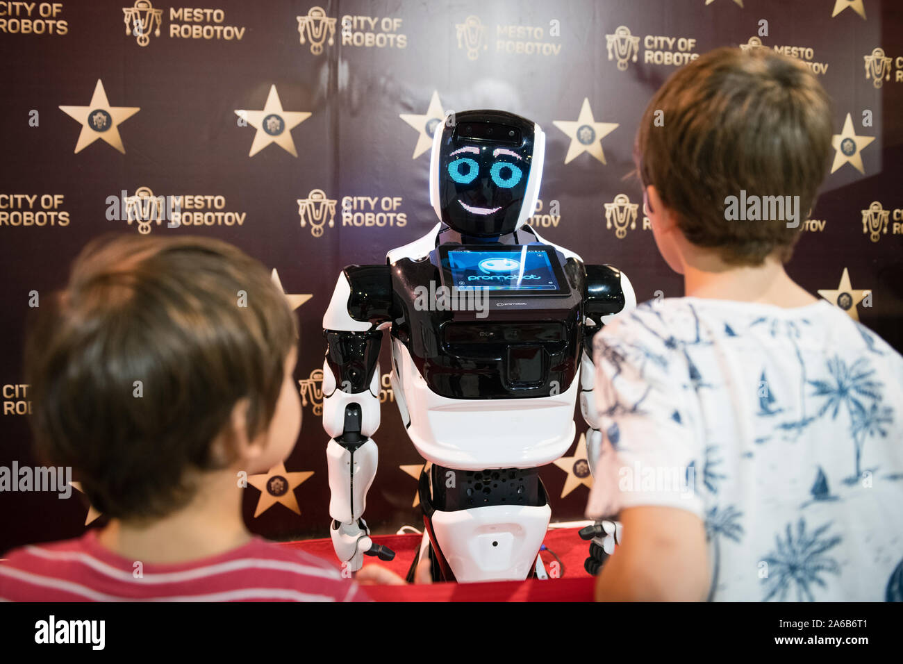 BRATISLAVA, Eslovaquia - Oct 25, 2019: El Robot Mateo con los visitantes del mall en Bratislava, Eslovaquia Foto de stock