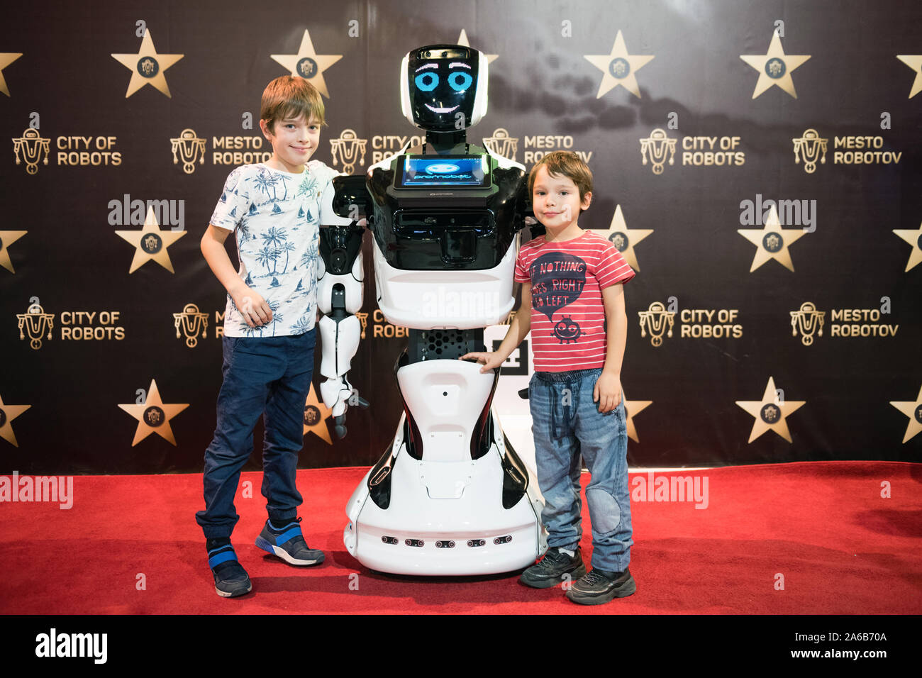 BRATISLAVA, Eslovaquia - Oct 25, 2019: El Robot Mateo con los visitantes del mall en Bratislava, Eslovaquia Foto de stock