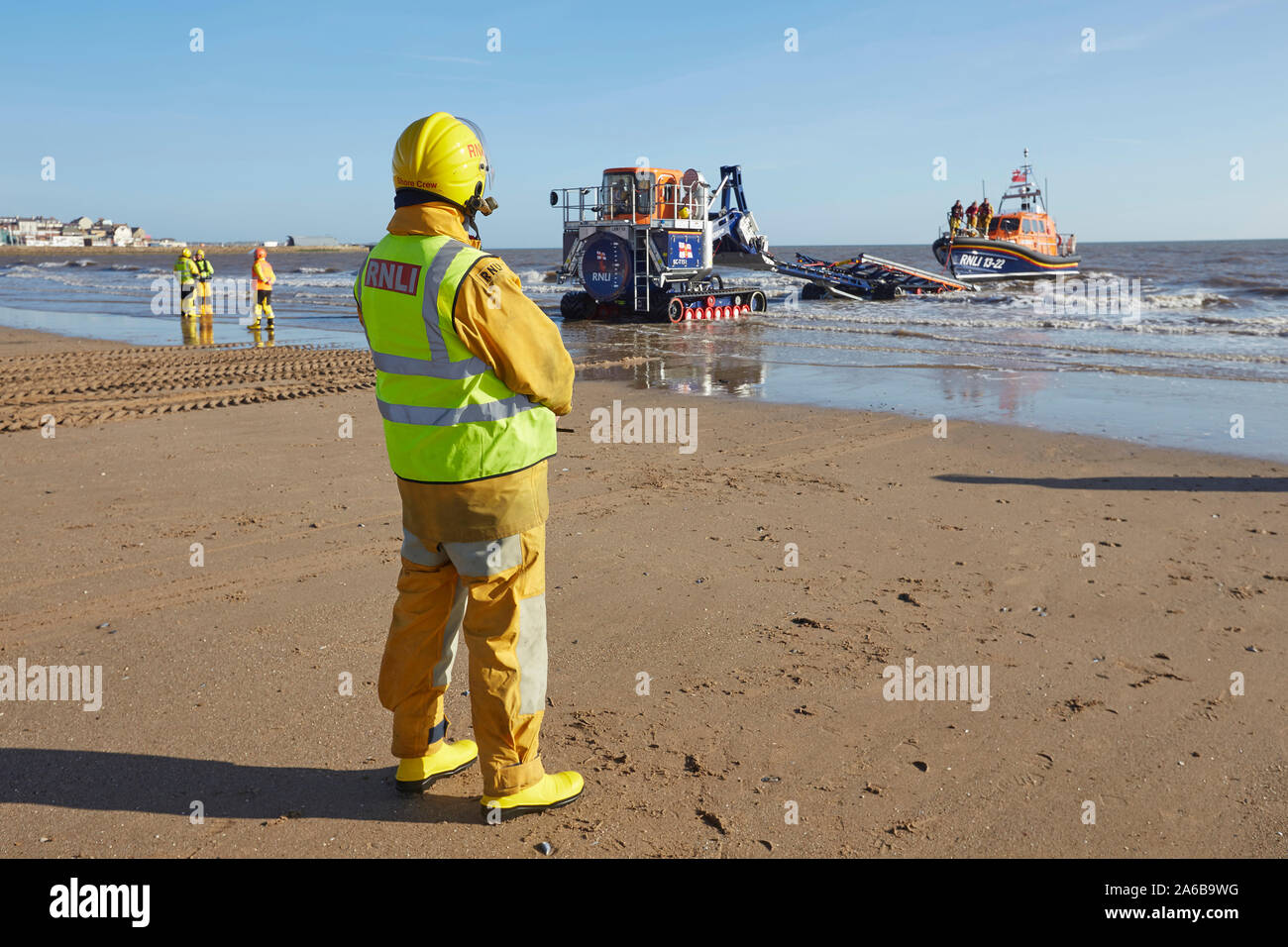 Bote Salvavidas RNLI 13-22 Lanzamiento en Bridlington South beach, East Yorkshire, Inglaterra, con la ayuda de ingenieros marinos voluntarios. Foto de stock