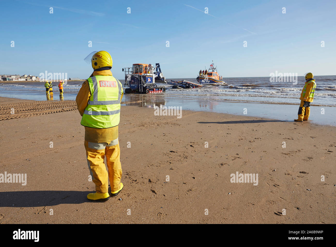 Bote Salvavidas RNLI 13-22 Lanzamiento en Bridlington South beach, East Yorkshire, Inglaterra, con la ayuda de ingenieros marinos voluntarios. Foto de stock