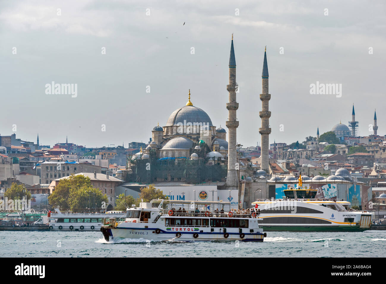 Estambul TURQUÍA barcos de pasajeros sobre el Bósforo, la mezquita de Suleymaniye EN EL FONDO Foto de stock