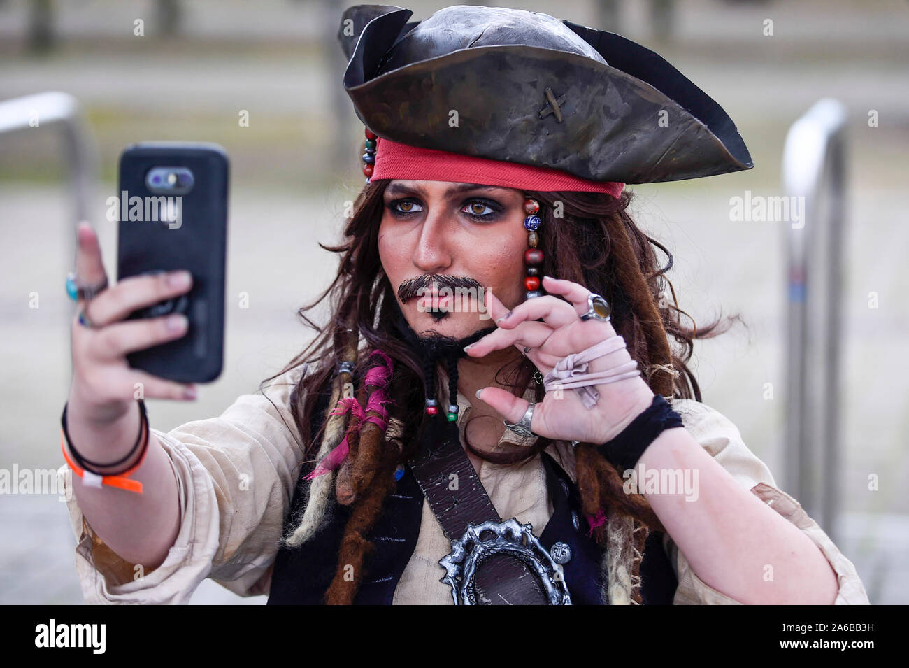 Londres, Reino Unido. 25 de octubre de 2019. Una mujer vestida como Jack  Sparrow de las películas de Piratas del Caribe se une a otros cosplayers de  todo el mundo presentes en