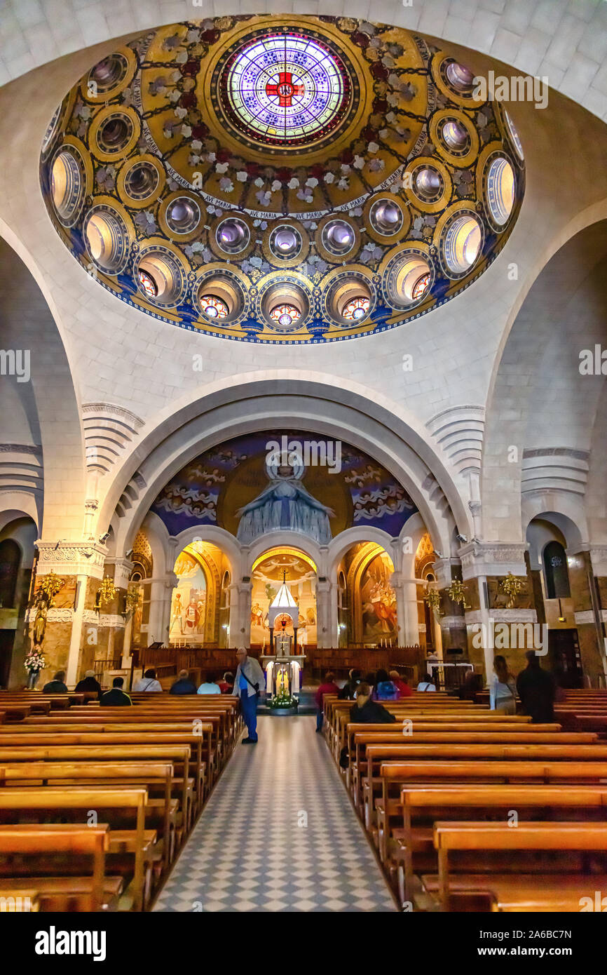 LOURDES, Francia - Junio 15, 2019: la Capilla del Rosario en la Basílica de Lourdes mostrando murales cristiana Foto de stock