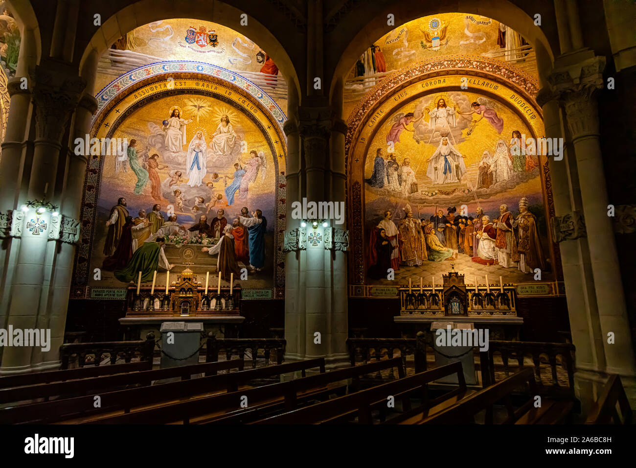LOURDES, Francia - Junio 15, 2019: la Capilla del Rosario en la Basílica de Lourdes mostrando murales cristiana Foto de stock