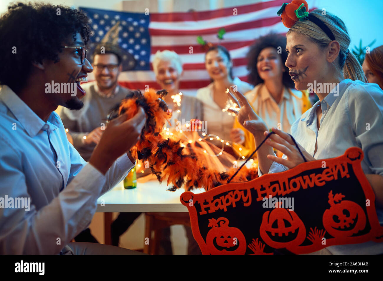 La gente feliz celebración de Halloween.Diversión en la fiesta de Halloween. Foto de stock