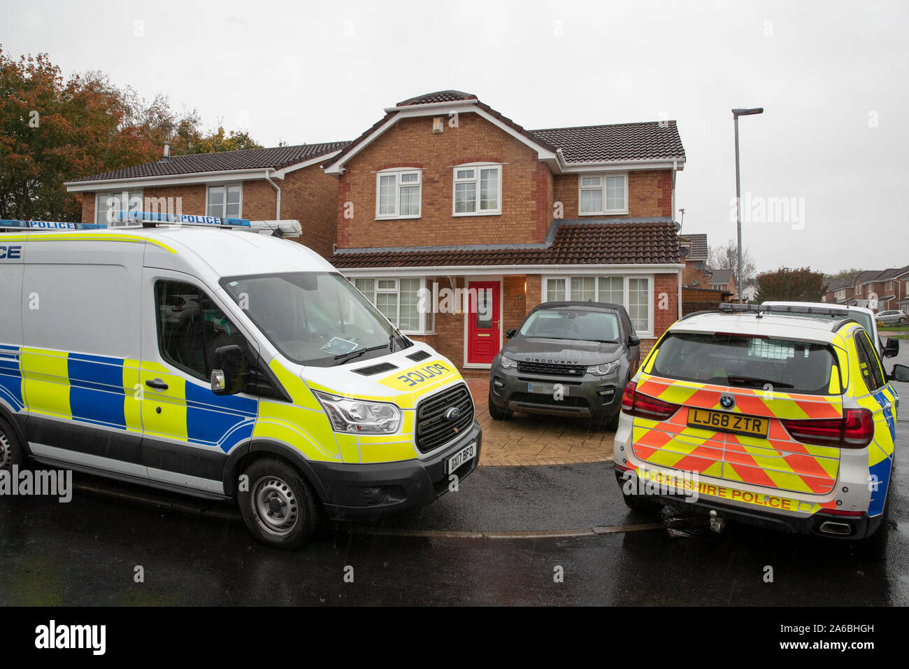 Número de placas de imagen pixelada por PA DESK policía fuera de la casa de Juana y Tomás Maher en Warrington, quienes dijeron que habían vendido el camión Scania cab, que es registrada en Bulgaria, a una empresa en Irlanda, después de 39 migrantes fueron encontrados muertos en un remolque refrigerado en grises en las primeras horas del miércoles. Foto de stock