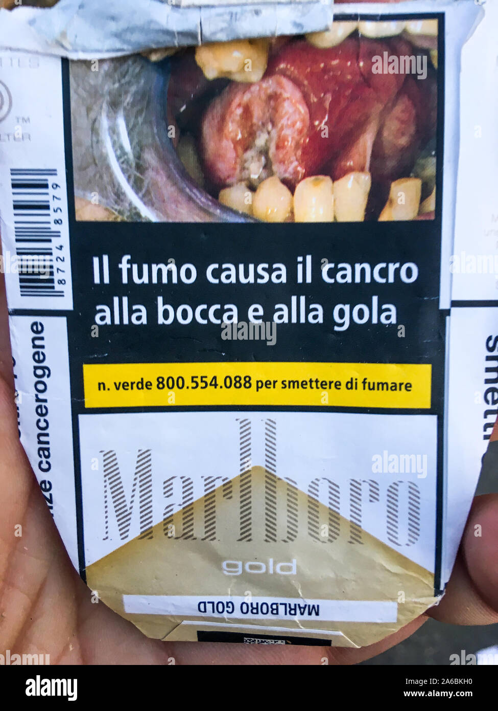 Paquete de cigarrillos Marlboro italiano con señales indicando los riesgos  de cáncer, Milán, Lombardía, Italia Fotografía de stock - Alamy
