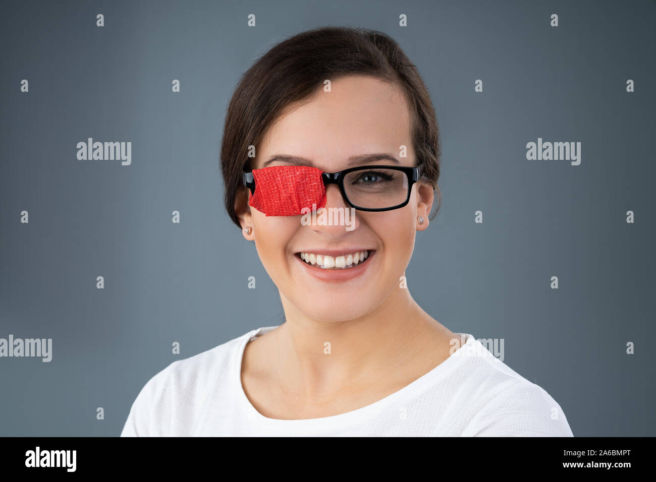 Mujer con gafas de parche para tratar el ojo perezoso, Ambliopía Fotografía  de stock - Alamy