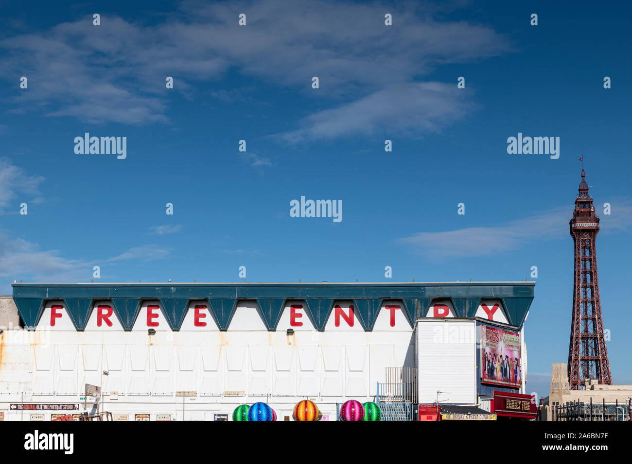 La torre de Blackpool y Central Pier en un día soleado, con cielos azules. Foto de stock