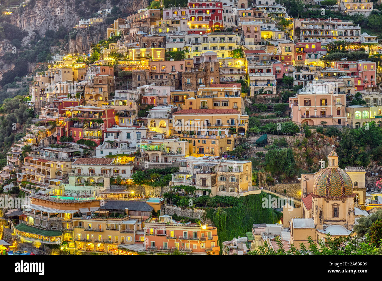 Las casas de Positano en Italia al atardecer Foto de stock