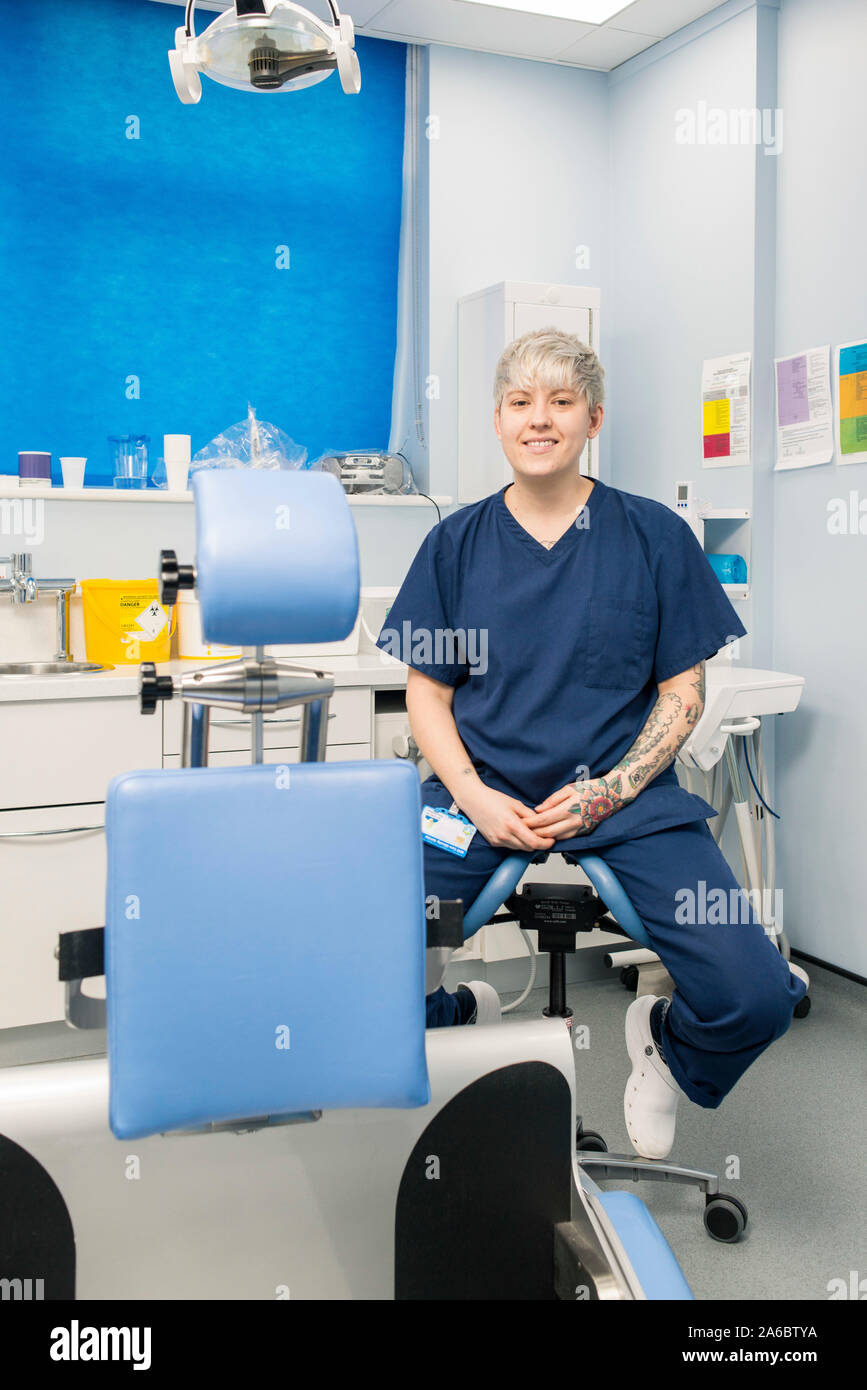 Una mujer enfermera dental en su clinica Foto de stock