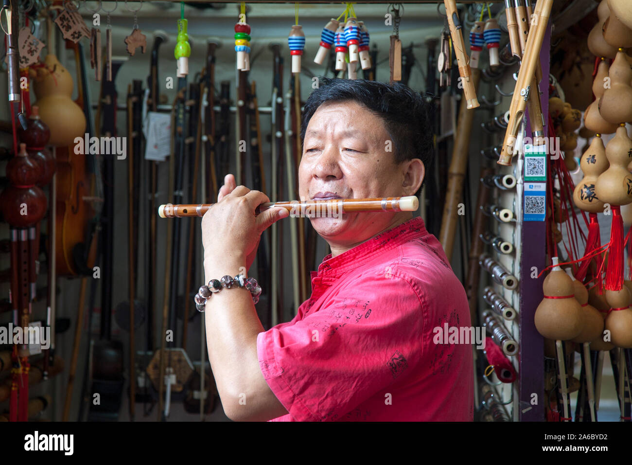 candidato Sentido táctil Interacción Hombre chino toca la flauta tradicional instrumento en tienda en el Barrio  Francés de Shanghai, China Fotografía de stock - Alamy