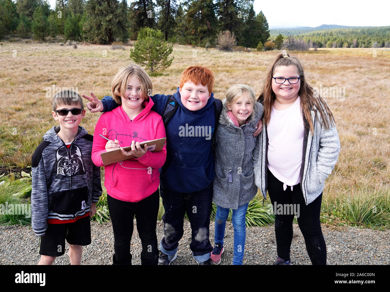 Un grupo de niños de escuela en un viaje de campo de la ciencia en el río de Deschutes cerca de Bend, Oregon. Foto de stock