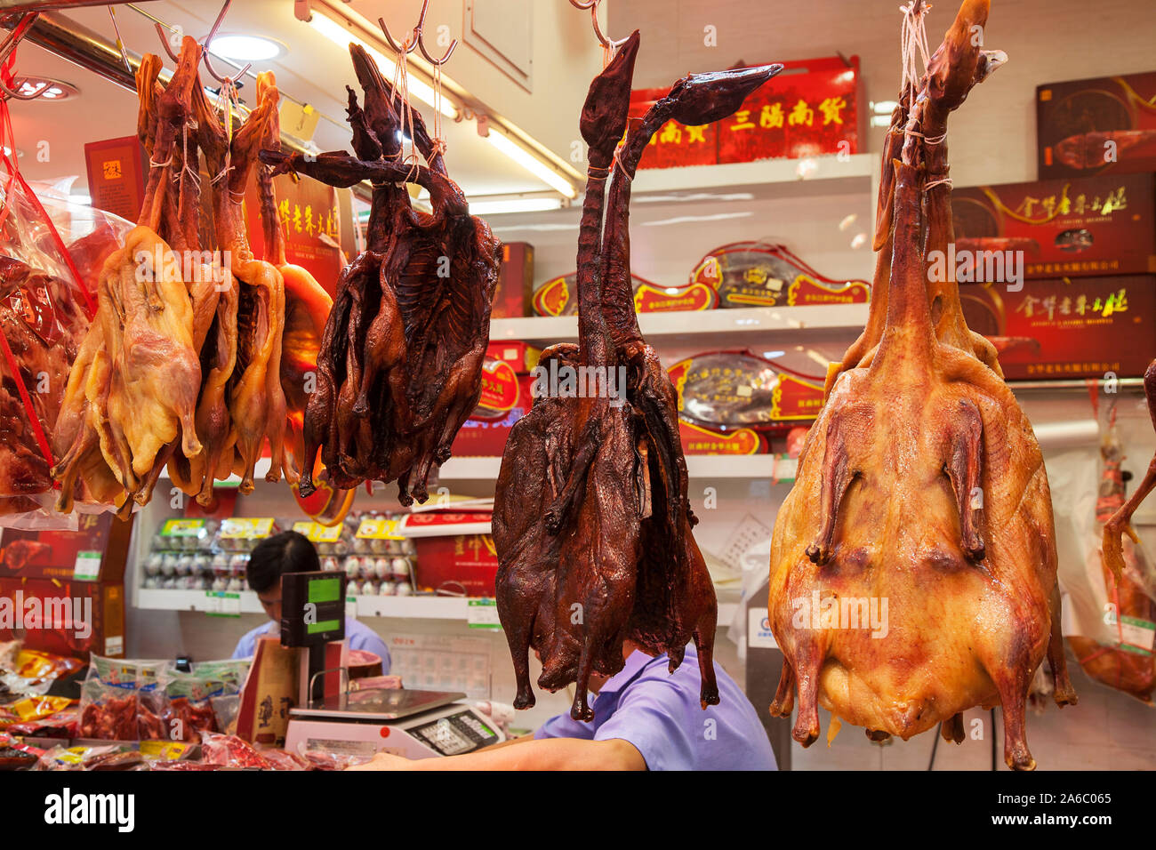 Pato y Ganso secos y ahumados colgar para venta en distrito comercial en el centro de Shanghai, China Foto de stock