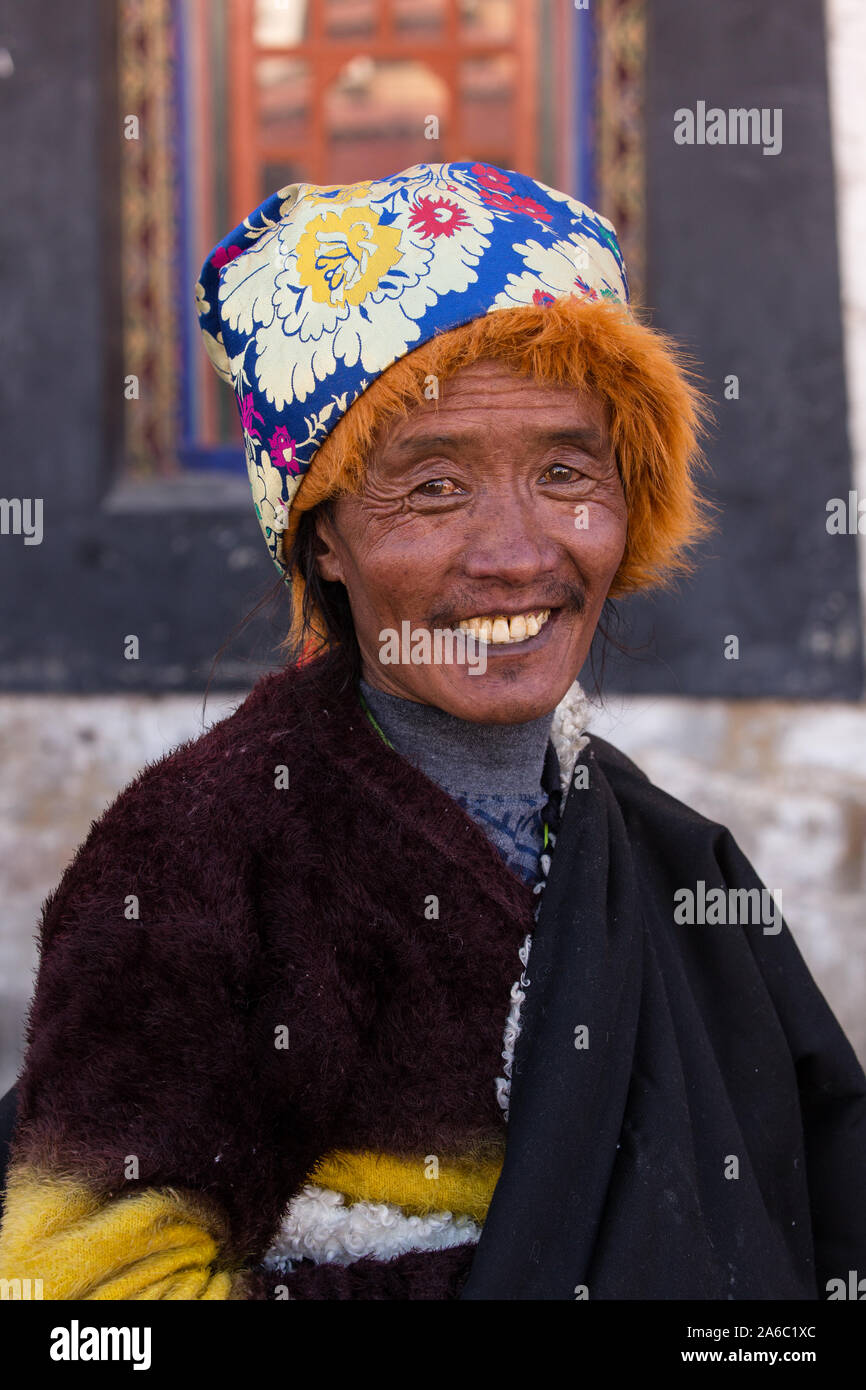 Un peregrino budista tibetano de la región Kham del Tíbet oriental circumambulating alrededor del templo de Jokhang en Lhasa, Tibet. Foto de stock