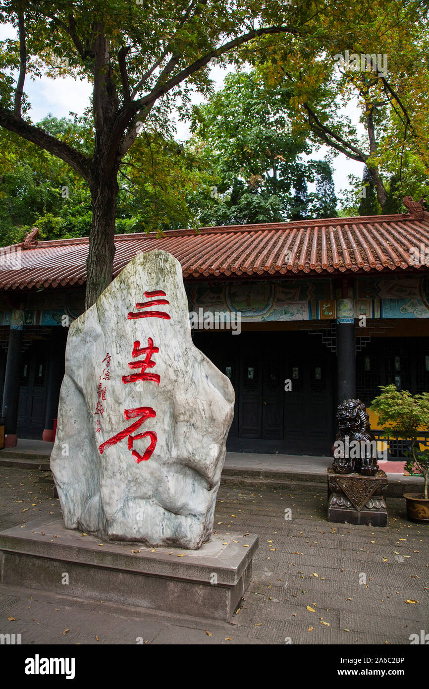 Grandes piedras blancas con caracteres chinos grabados en él en la