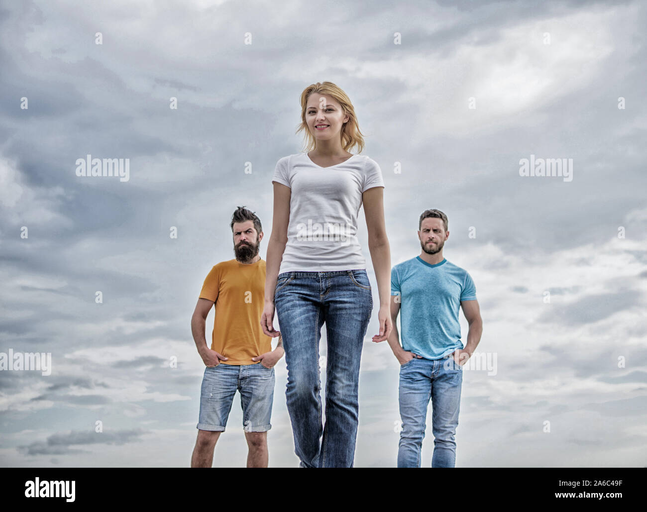 Avanzando apoyo equipo masculino. Lo que hace exitosa mujer líder. Chica  poseer cualidades de líder natural. Concepto de liderazgo. Mujer en frente  de los hombres se sienten seguros. Mujeres influyentes líder Fotografía