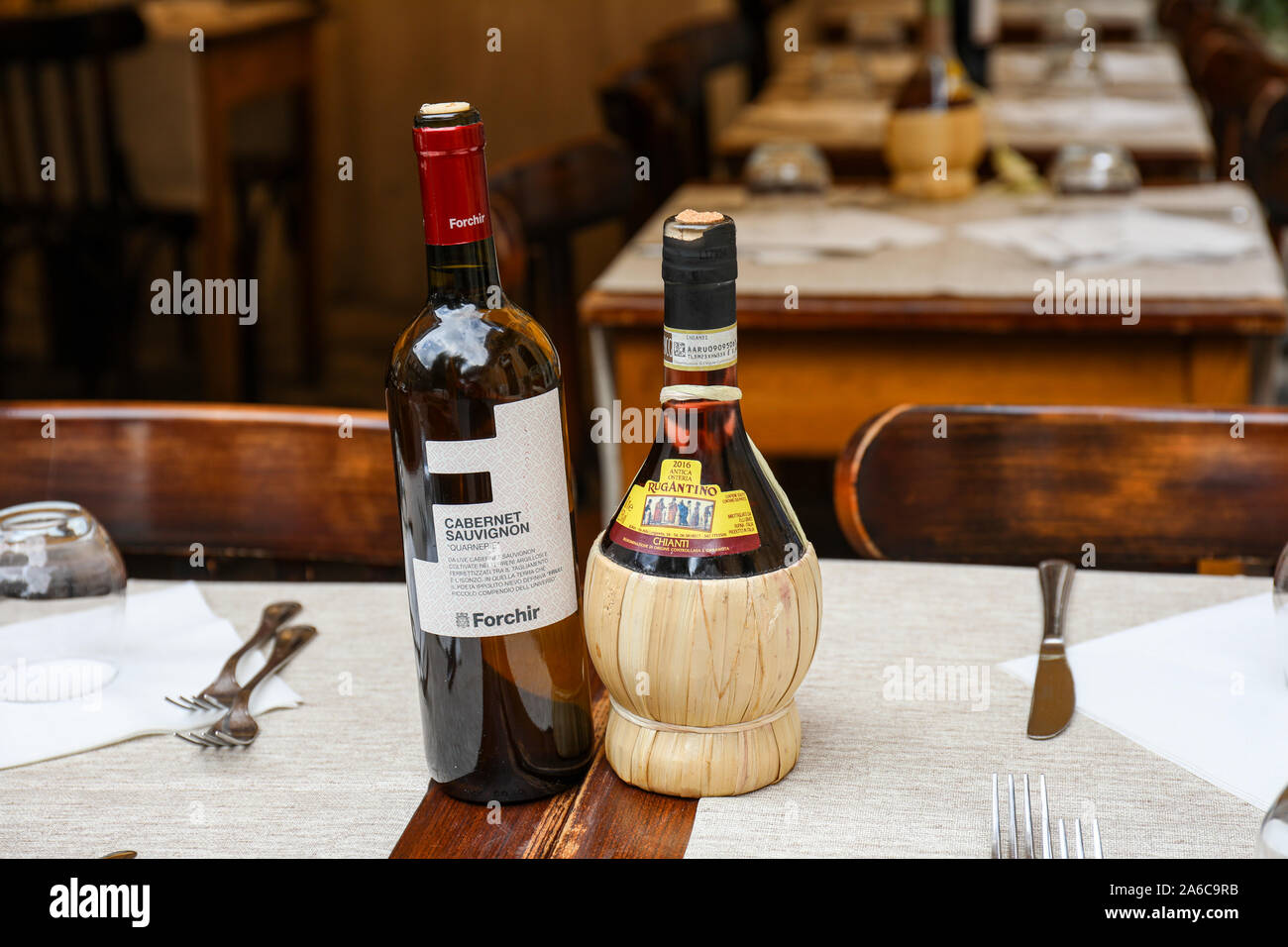 Botella de vino blanco y rojo en una mesa de restaurante en Roma, Italia Foto de stock