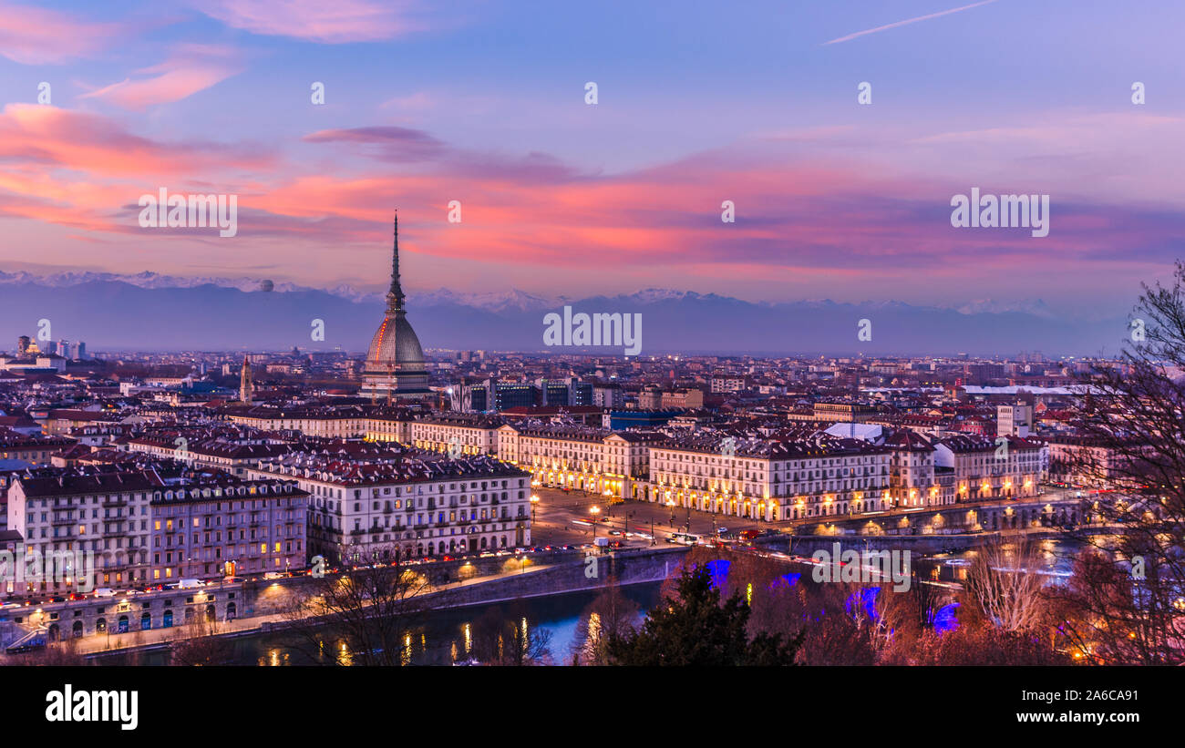 El monumento más famoso de Turín, Piamonte, Italia. La Mole Antonelliana, en el centro de la ciudad de Turín. Foto de stock