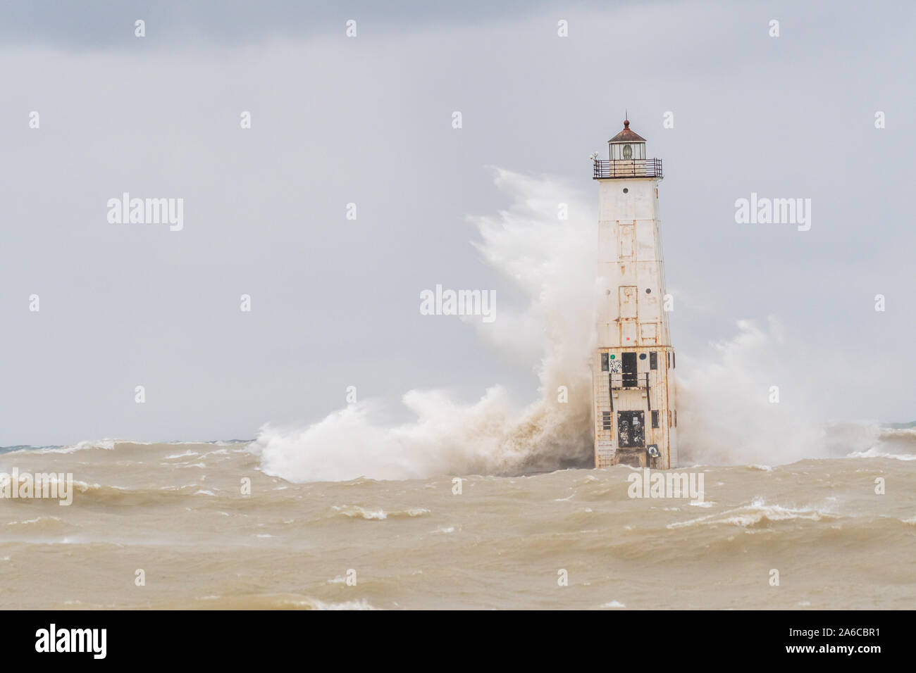 Las olas rompen en la escollera norte de Frankfort Faro en Frankfort, Michigan, Estados Unidos. Foto de stock