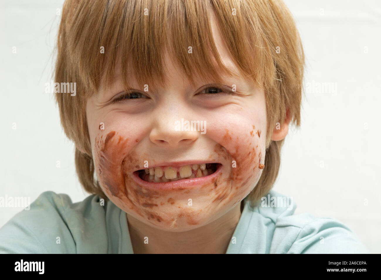 Retrato de un chico al que acaba de comer chocolate. Foto de stock